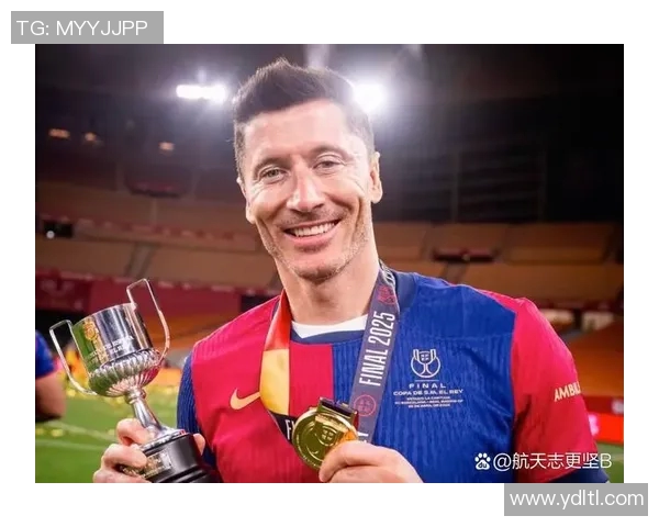 莱万欧冠表现抢眼10场打入12球射手榜领跑金靴在望 莱万欧冠表现抢眼10场打入12球射手榜领跑金靴在望